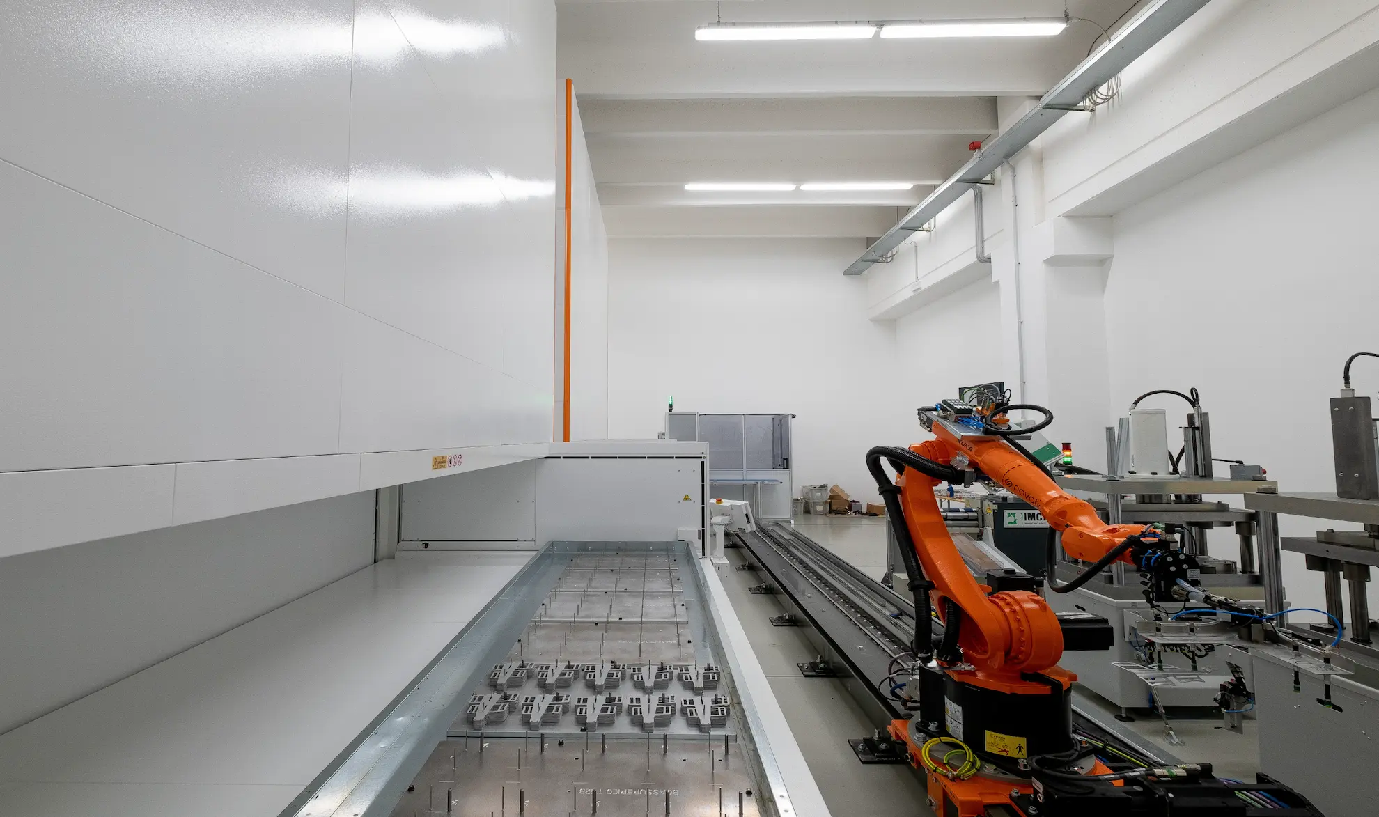 Robot przemysłowy w nowoczesnej hali produkcyjnej