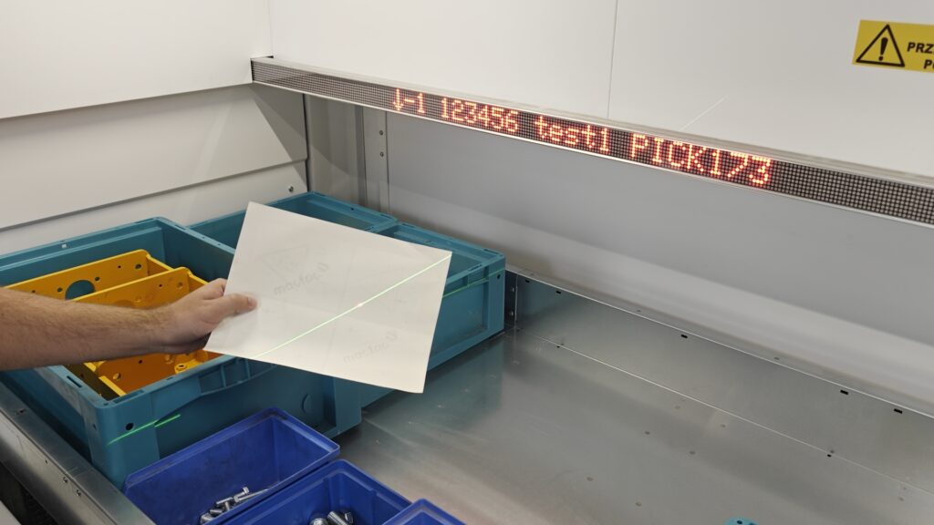 Laser Pointer i listwa alfanumeryczna w regale windowym Vertimag | LOGSTER